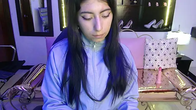 Angela Diaz  online show from January 21, 2025, 11:56 am