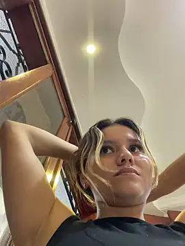 mia quispe online show from December 9, 2024, 12:01 am