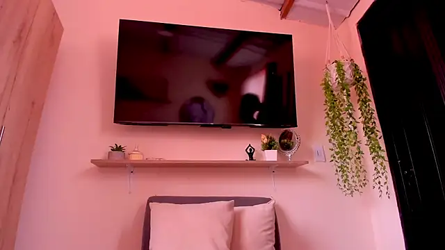 sofiaVelez01 online show from April 28, 2026, 4:23 pm