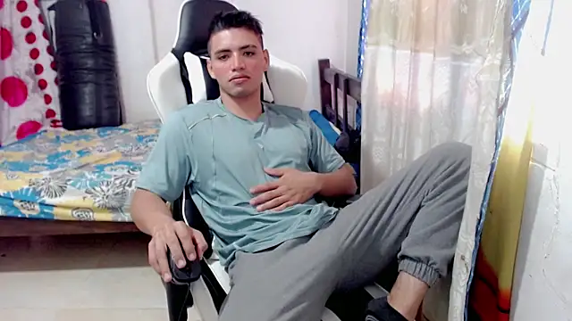 Snapshot of danilo302209 chatting on January 21, 2025, 2:15 pm danilo302209 online show from January 21, 2025, 2:15 pm