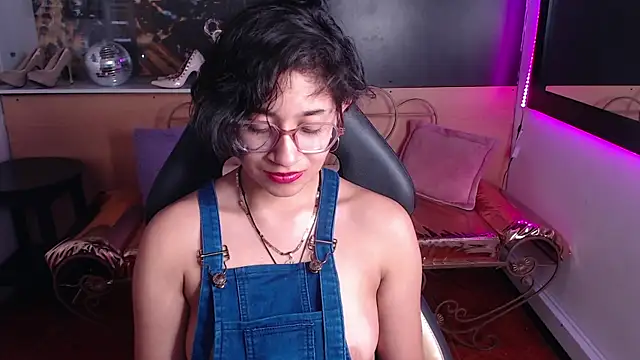Snapshot of Lili_Gomez_ chatting on October 7, 2025, 1:30 pm Lili Gomez online show from October 7, 2025, 1:30 pm