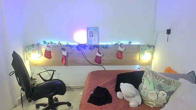 Emyli rousse  online show from December 21, 2024, 1:42 pm