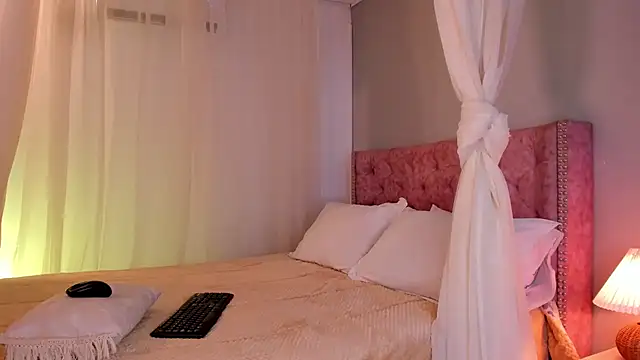 Lia Sweett  online show from January 16, 2025, 2:41 pm