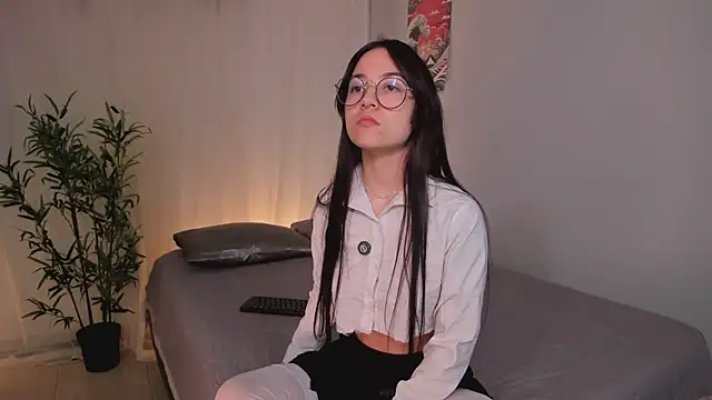 Lia Sweett  online show from June 11, 2026, 4:27 pm