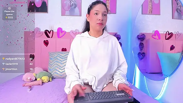 amandalee01 online show from February 9, 2025, 8:24 pm