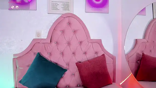 amandalee01 online show from November 9, 2025, 7:01 pm