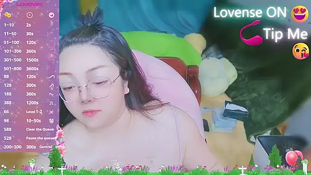 Weiwei5200 online show from February 12, 2025, 4:55 pm