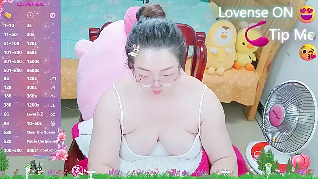 Weiwei5200 online show from February 16, 2025, 5:59 pm