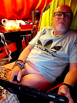 KOMANDOS74 online show from February 7, 2026, 7:28 pm