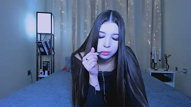 DellaRose online show from December 17, 2024, 5:07 am