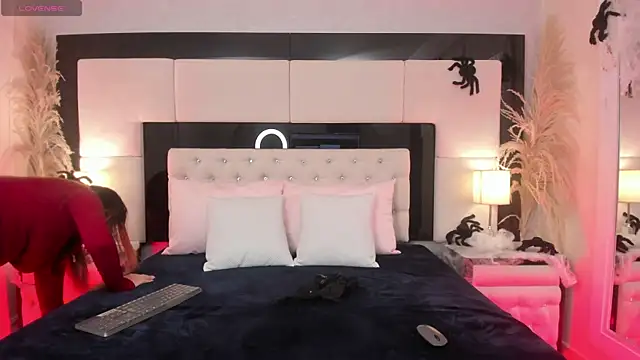 Snapshot of CarlaRossi_ chatting on October 24, 2025, 8:16 pm CarlaRossi  online show from October 24, 2025, 8:16 pm