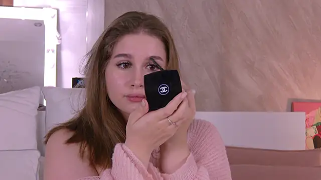 EllieHayes online show from November 3, 2025, 5:03 pm