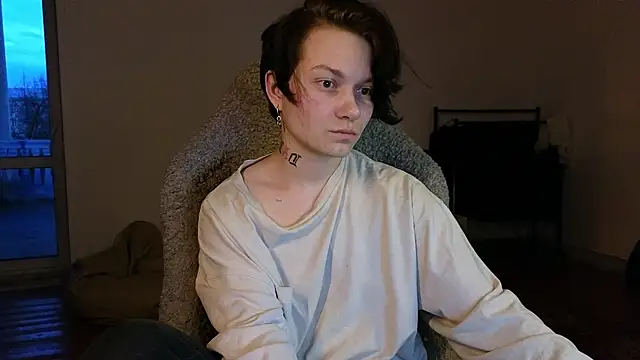 esajukyy online show from May 14, 2026, 2:35 pm