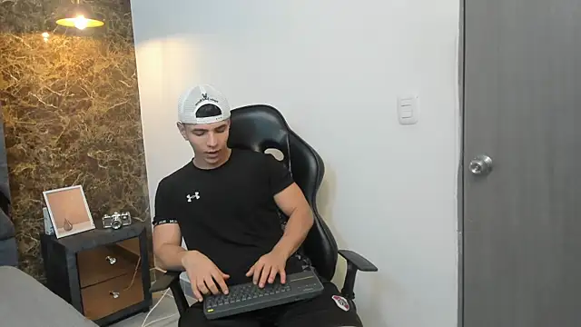 Flynn Riider online show from December 18, 2024, 11:24 am