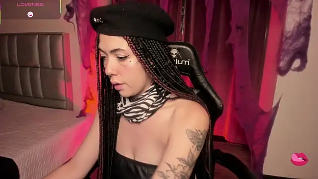 Aurora Hotson online show from October 8, 2025, 1:03 am