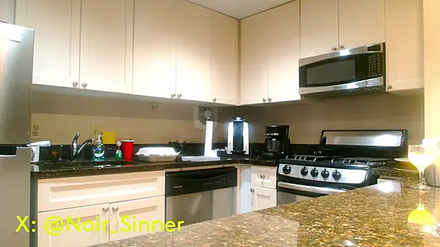 Snapshot of sinnernoir chatting on February 22, 2026, 4:02 am sinnernoir online show from February 22, 2026, 4:02 am