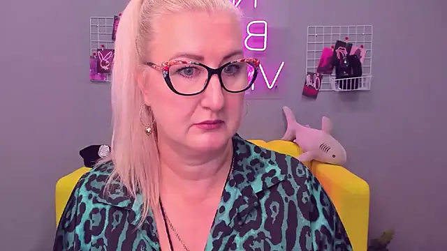 ChristyBrooks online show from December 29, 2024, 3:57 pm