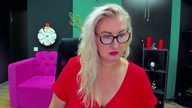 ChristyBrooks online show from September 24, 2025, 1:25 pm