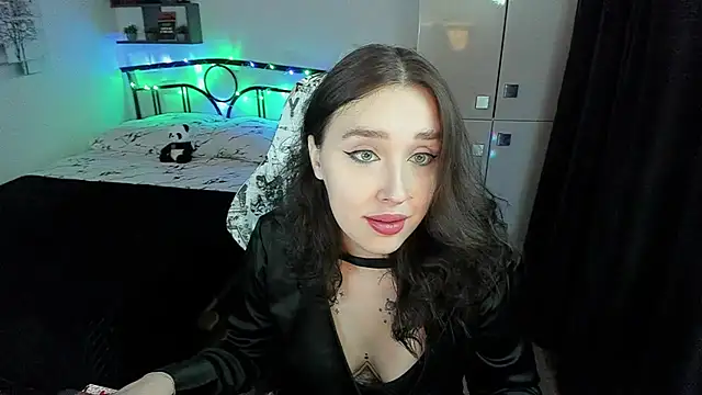 LinaTruly online show from November 7, 2025, 10:32 pm