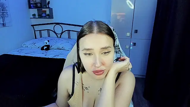 LinaTruly online show from November 17, 2025, 10:04 pm