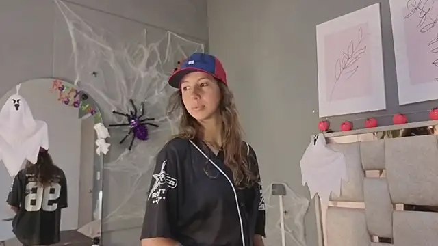 jolie lov online show from October 16, 2025, 1:01 pm