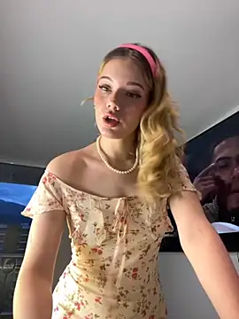 Snapshot of NicoleCut chatting on September 18, 2025, 10:39 am NicoleCut online show from September 18, 2025, 10:39 am