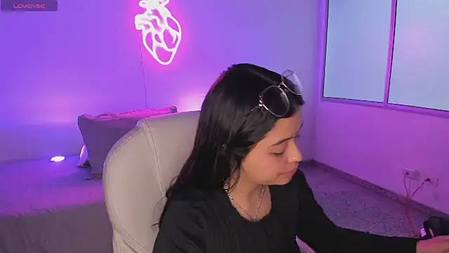 Ariana Pierce online show from November 15, 2025, 12:23 pm