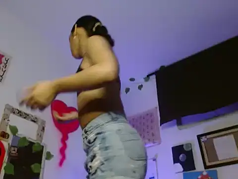 Snapshot of Melody200420 chatting on October 27, 2025, 11:20 pm Melody200420 online show from October 27, 2025, 11:20 pm