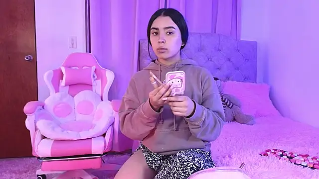 Snapshot of Emily-14 chatting on January 28, 2025, 4:08 pm Emily-14 online show from January 28, 2025, 4:08 pm