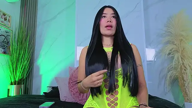 Chlooee   online show from May 4, 2026, 2:29 am