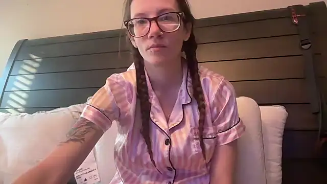 yourstrulylivy69 online show from February 20, 2025, 1:51 pm