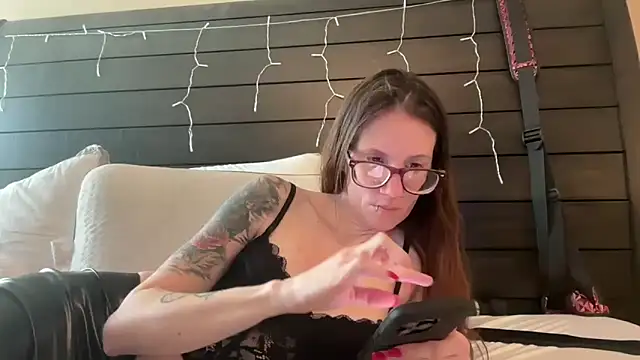 yourstrulylivy69 online show from February 27, 2025, 3:37 pm