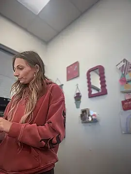 PrettiPluto online show from December 13, 2025, 7:53 pm