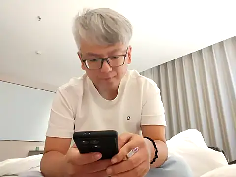 Snapshot of leoUSIR chatting on October 25, 2025, 5:51 pm leoUSIR online show from October 25, 2025, 5:51 pm