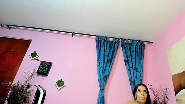 miss--flora online show from November 20, 2025, 1:44 pm