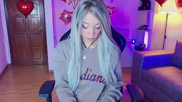 EmmaJhonnsson online show from February 4, 2025, 8:28 pm