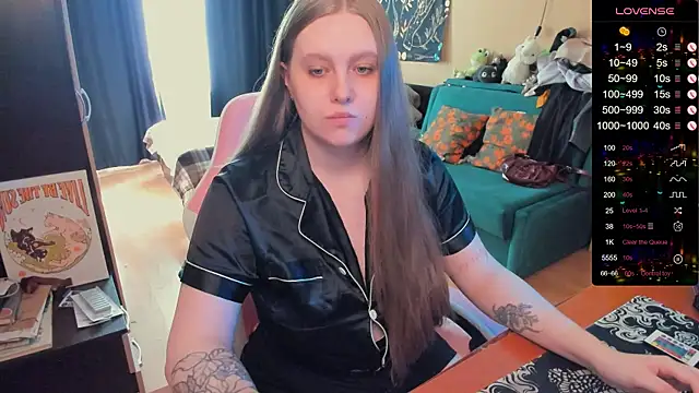 Alice Dreamgirl  online show from May 6, 2026, 1:27 pm