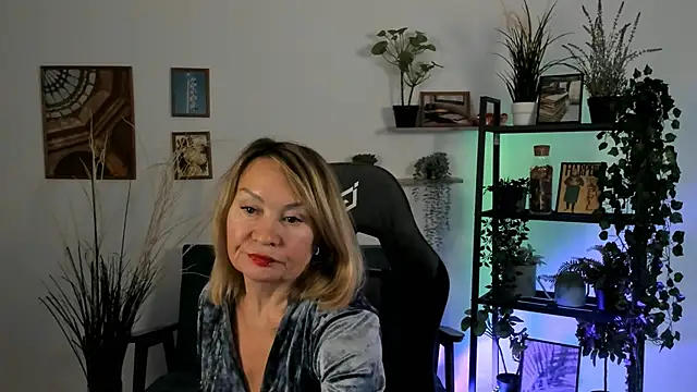 RosalindaFortuna online show from January 4, 2025, 2:04 pm