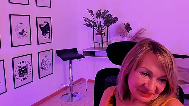 RosalindaFortuna online show from January 27, 2025, 2:13 pm