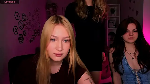 playful sophie online show from May 4, 2026, 7:43 pm