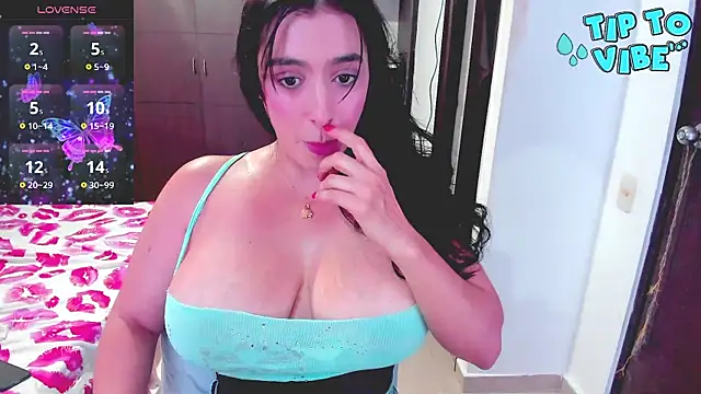 Snapshot of hugetits90xxx chatting on October 15, 2025, 12:33 am hugetits90xxx online show from October 15, 2025, 12:33 am