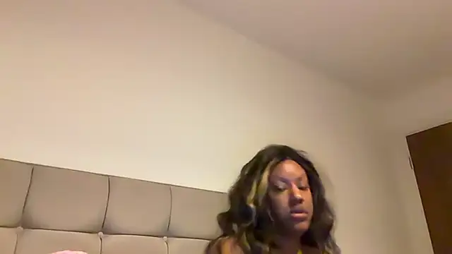 Snapshot of LavenderBuxton chatting on April 20, 2026, 9:38 pm LavenderBuxton online show from April 20, 2026, 9:38 pm