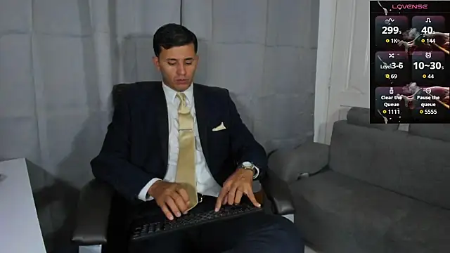 Snapshot of Hideintheoffice chatting on October 4, 2025, 11:36 pm Hideintheoffice online show from October 4, 2025, 11:36 pm