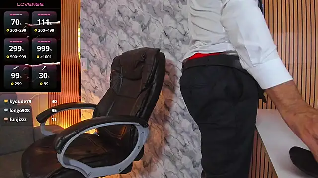 Snapshot of Hideintheoffice chatting on October 13, 2025, 11:43 am Hideintheoffice online show from October 13, 2025, 11:43 am