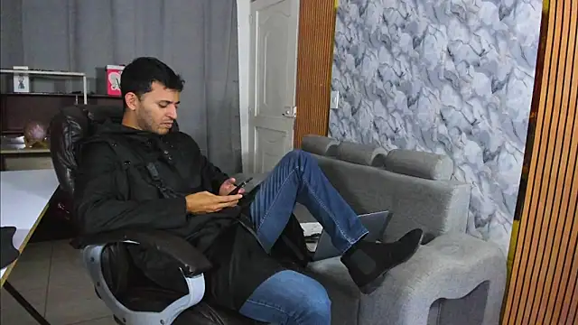 Hideintheoffice online show from February 5, 2026, 3:33 am