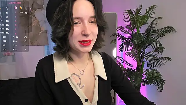 lilithlunna online show from February 1, 2025, 10:44 pm