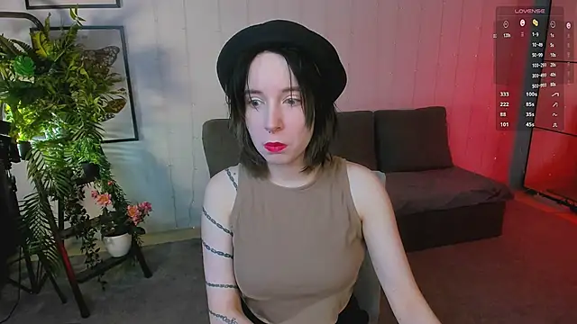lilithlunna online show from February 6, 2025, 11:15 pm