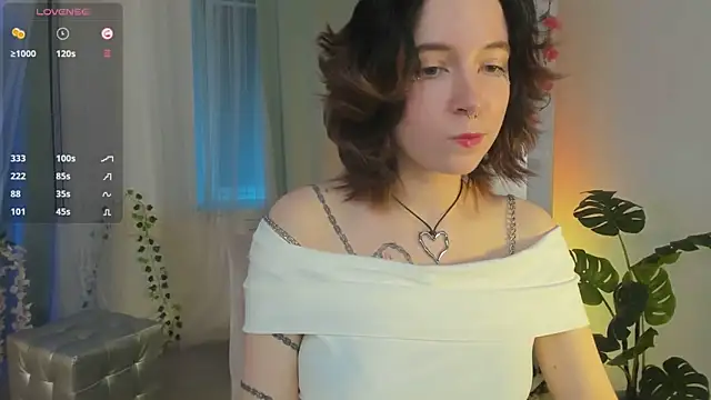 lilithlunna online show from February 18, 2025, 9:53 pm