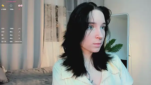 lilithlunna online show from November 13, 2025, 12:59 pm