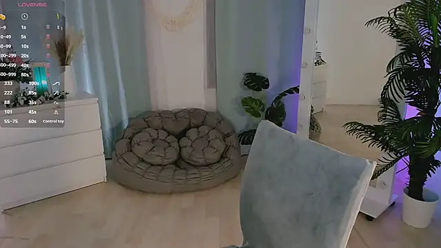 lilithlunna online show from November 15, 2025, 6:15 pm